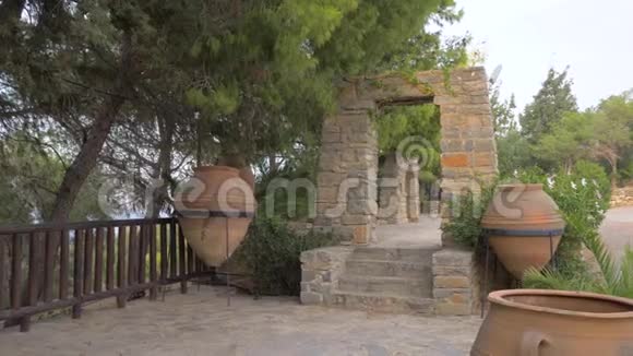 古希腊花瓶沿着台阶古希腊大型花瓶的小巷海景4K视频的预览图