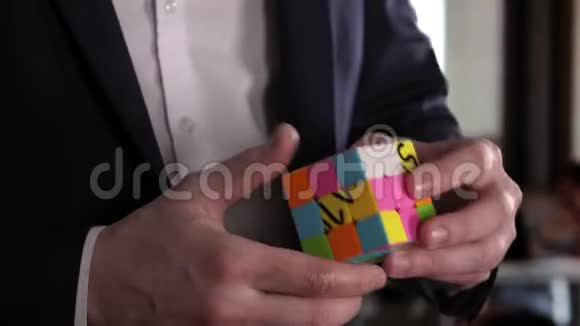 在魔方的一个面上写解商人手在办公室解决魔方拼图视频的预览图