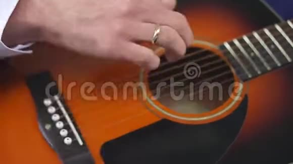 男人手在弹声吉他合上视频的预览图
