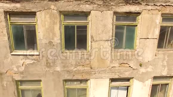 有窗户的建筑物被毁的墙鸟的视野视频的预览图