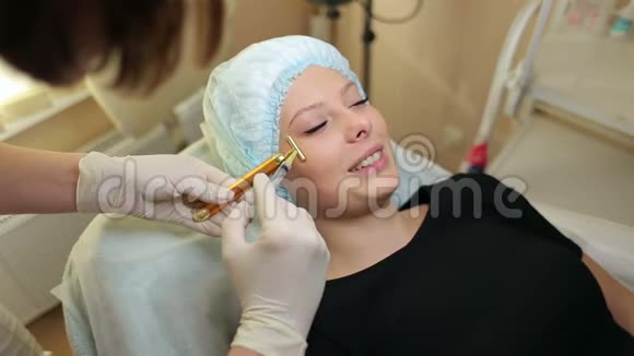 美容师给脸部女孩注射肉毒杆菌视频的预览图