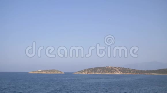 无人居住的岛屿周围是蓝色的绿松石的海水在希腊的Create海岸附近视频的预览图