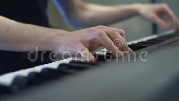 弹钢琴手弹钢琴视频的预览图