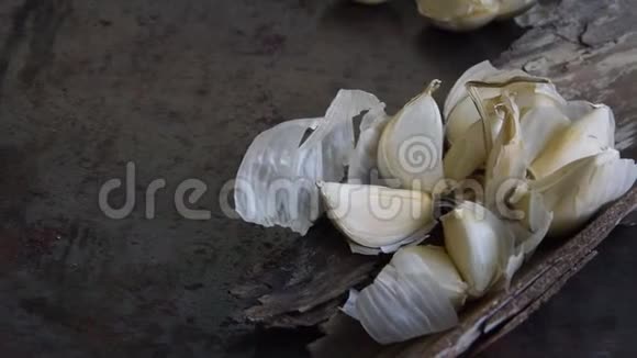 镜头沿着成熟的蒜瓣移动视频的预览图