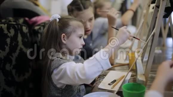 这个女孩正在儿童美术工作室画一幅画学校的早期发展视频的预览图