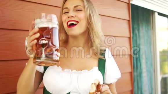 一个女人急切地从一个大玻璃杯里喝啤酒在音乐节十月节德国民族传统视频的预览图