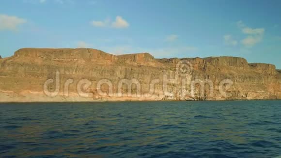 加那利岛的悬崖岸顶部有小建筑视频的预览图