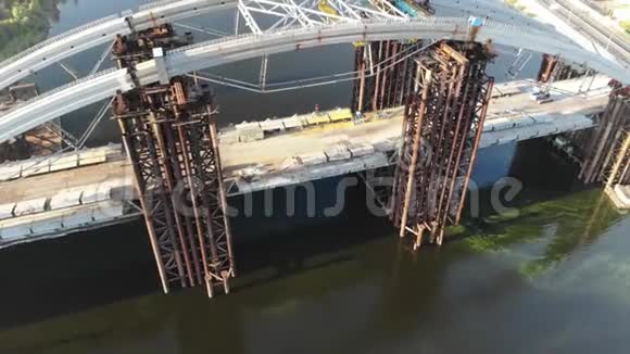 乌克兰基辅Dnieper河上尚未完工的PodolskoVoskresensky桥的鸟瞰图视频的预览图
