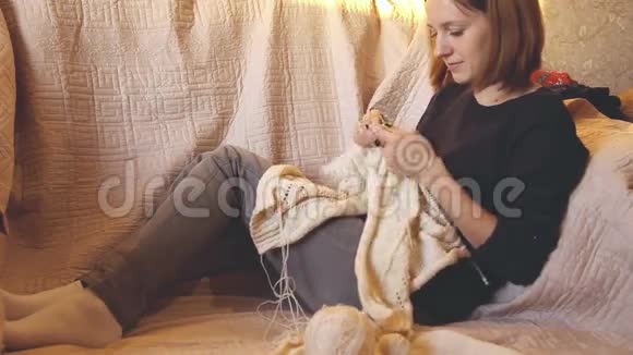 女人织毛衣视频的预览图
