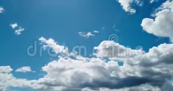 蓝天上乌云密布的时间视频的预览图