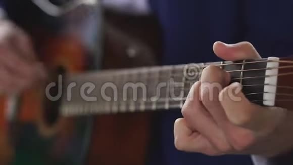 男人手在弹声吉他合上视频的预览图