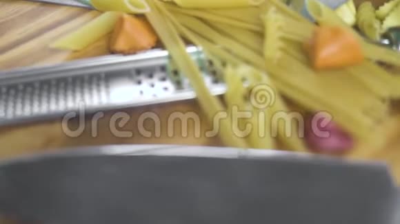 意大利意大利面和通心粉新鲜鸡蛋和生蔬菜放在木桌上意大利烹饪食品配料视频的预览图