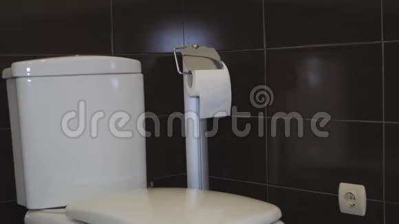 厕所里的马桶卫生间内部卫生间座椅装饰视频的预览图