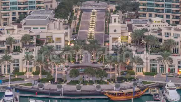 迪拜码头喷泉日夜兼程港口有豪华游艇和码头长廊视频的预览图