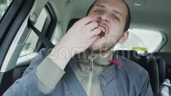 那个年轻人正在车里吃牛肉干视频的预览图