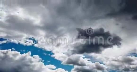 蓝天上乌云密布的时间视频的预览图