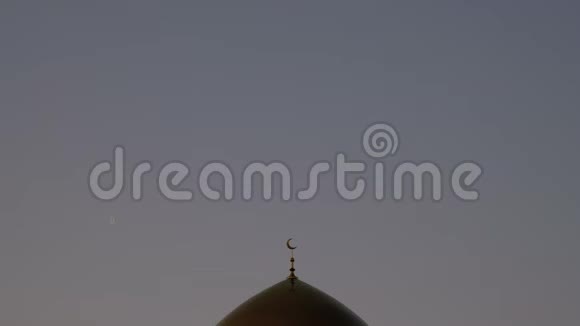 穆斯林清真寺尖塔的顶峰以清晨的天空为背景时间流逝视频的预览图