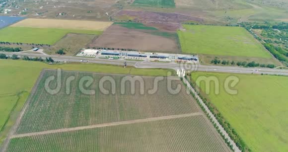从空中到农田和公路的全景农业企业视频的预览图
