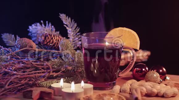 美丽的圣诞盘子上面覆盖着葡萄酒和花生视频的预览图