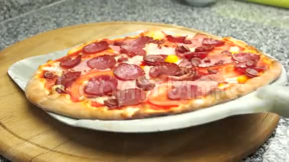 木板上有肉披萨视频的预览图