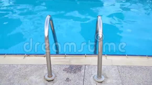 酒店游泳池的钢扶手和蓝色水纹视频的预览图