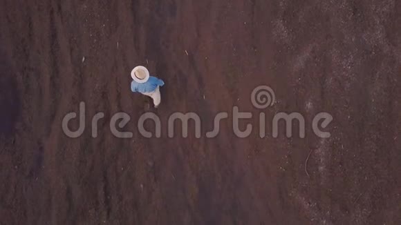 在黑沙上行走的人视频的预览图
