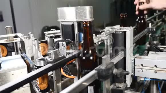 食品工业自动啤酒装瓶生产线贴标签用于粘贴啤酒瓶标签的机器4k视频的预览图