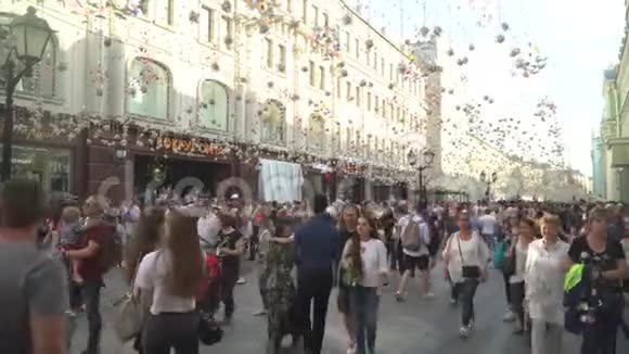 莫斯科2018年7月1日莫斯科市中心的足球迷国际足联2018年世界杯期间视频的预览图