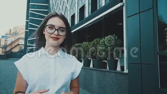 市商业区的一个女孩去参加商业伙伴会议商务服装的年轻女子视频的预览图