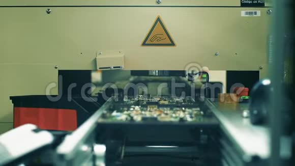 工人组装电子电路板电脑工厂视频的预览图