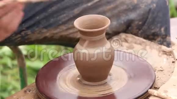 手在陶轮上塑造一个陶罐古代陶器视频的预览图