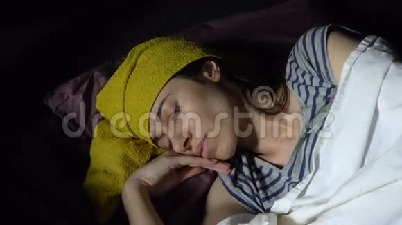生病的年轻女人躺在床上视频的预览图