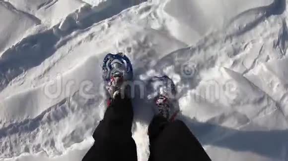 希克尔的观点白雪皑皑的山路上飘雪视频的预览图