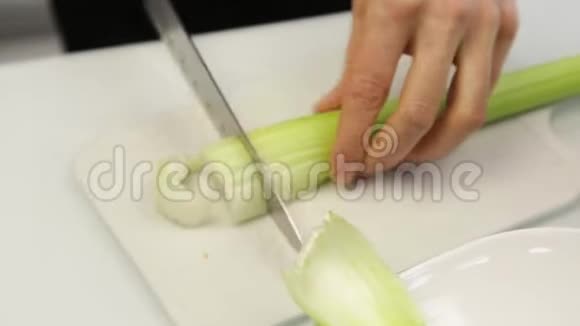 把芹菜切在菜盘上用蔬菜烹饪健康的食物视频的预览图