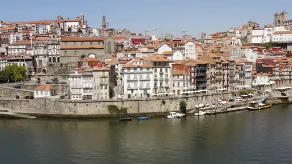 在葡萄牙波尔图的杜洛河上空的波尔图用无人驾驶飞机飞行视频的预览图