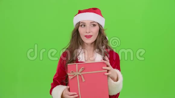 雪少女手里拿着礼物绿色屏幕快关门慢动作视频的预览图