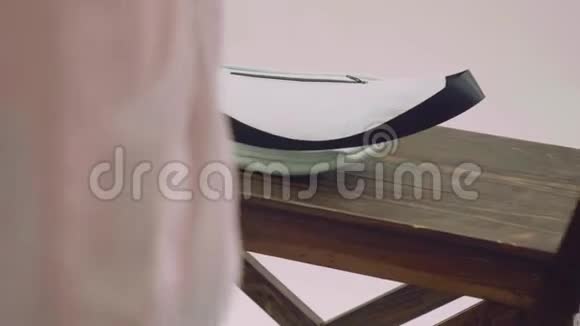 照片拍摄过程中木桌上的白色扇形背包视频的预览图