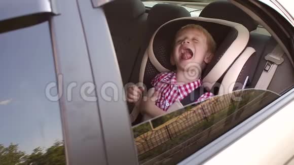 在汽车座椅上笑男孩的肖像视频的预览图