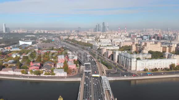 摩天大楼和交通大都市莫斯科阳光明媚的日子多车道交叉口的汽车交通视频的预览图