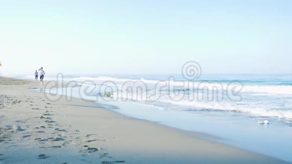 这个女孩从事运动她沿着海滩在摄像机上奔跑视频的预览图