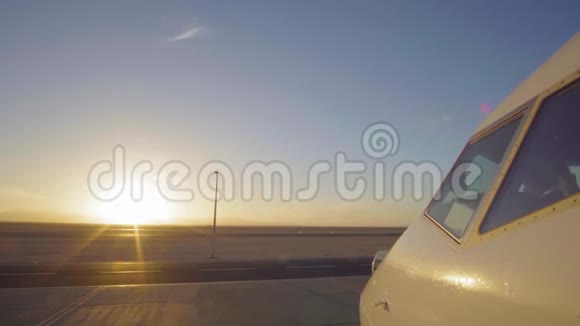 喷气式飞机在机场跑道上作为大日落前的轮廓4K超高清视频的预览图