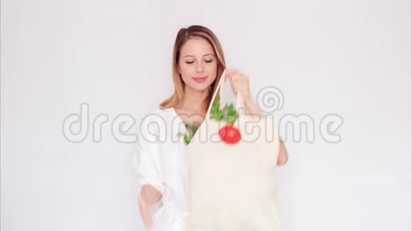 女人带着不同的蔬菜展示袋子视频的预览图