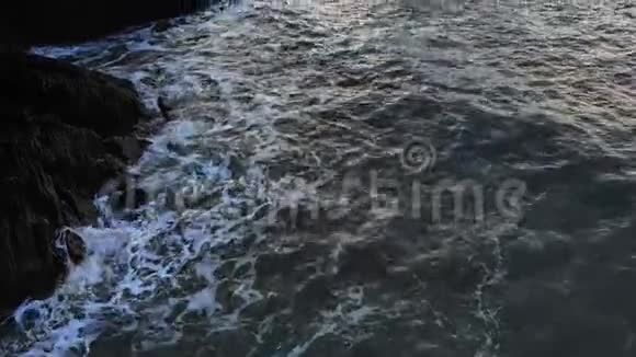 黄昏4k时海上岩石形成视频的预览图