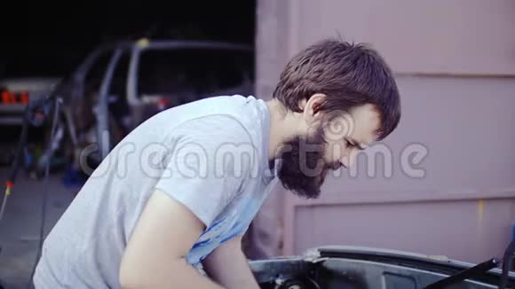 汽车修理工正在修理汽车视频的预览图