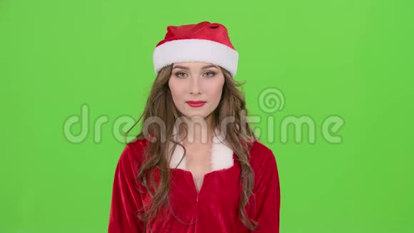 穿着圣诞服装的雪少女使恒星花粉膨胀绿色屏幕慢动作视频的预览图