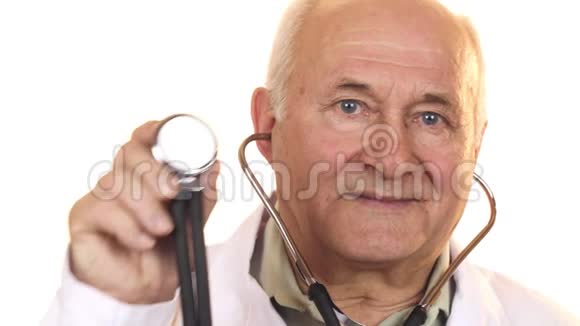资深男医生拿着听诊器对着镜头视频的预览图