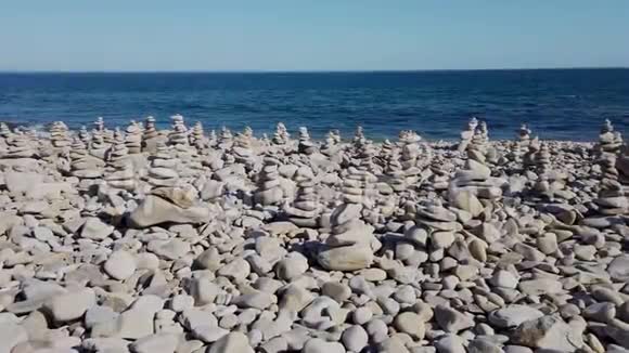 有岩石海岸线的海景视频的预览图