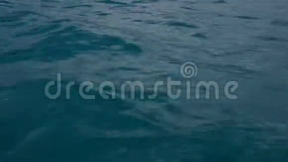 蓝色的海水在船上流动视频的预览图