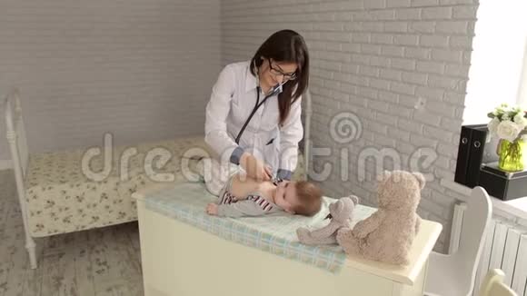 医生用听诊器检查新生婴儿视频的预览图