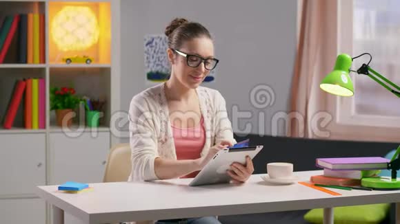 白种人女人戴眼镜的肖像视频的预览图